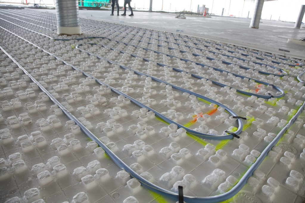 plancher chauffant avec tubes détectables à l'aéroport de Paris