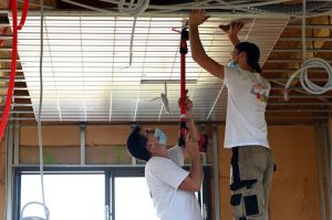 l'installation des dalles du plafond chauffant